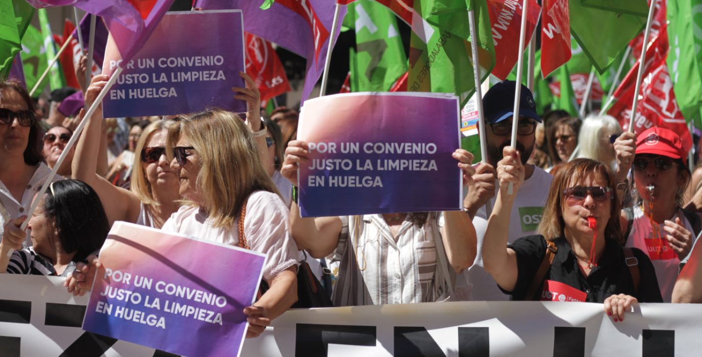 Concentración en Zaragoza de las trabajadoras de limpieza en el primer día de huelga | Foto: CCOO