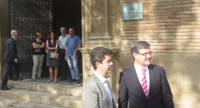 Luis Felipe Serrate (alcalde de Uesca) y Vicente Guillén (consejero de presidencia). Foto: Gobierno de Aragón.
