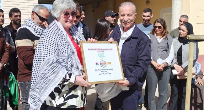 El embajador palestino con la alcaldesa del barrio rural zaragozano, Mamén López. | Foto: Casa Palestina