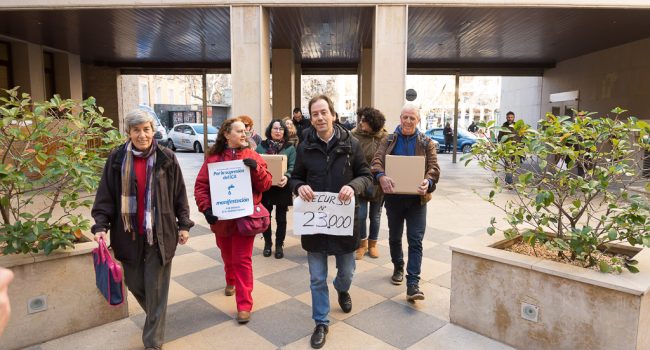 Entrega de recursos contra el ICA el pasado mes de enero. Foto: Pablo Ibáñez (AraInfo)