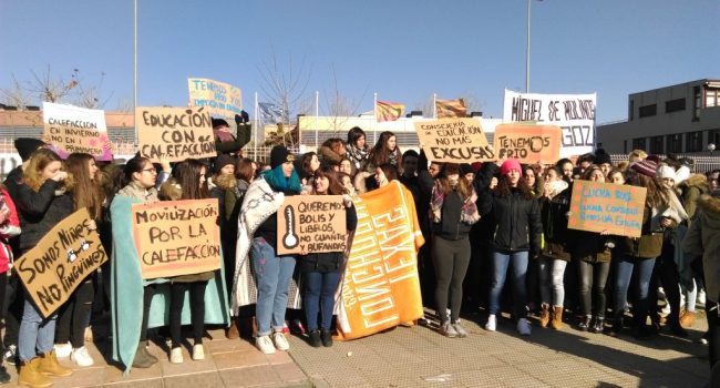 Concentración del alumnado del IES Miguel de Molinos este martes. Foto: AraInfo