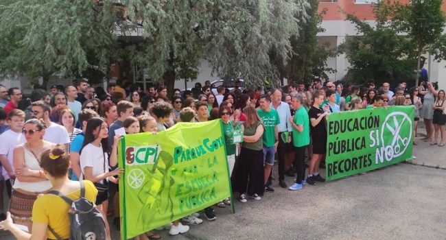 Concentración en la Plaza de la Poesía de Parque Goya de la comunidad educativa del IES Clara Campoamor y el CEIP Parque Goya. | Foto: Nuria A.