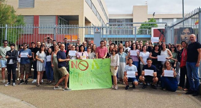 Concentración del 24 de junio del profesorado del instituto zaragozano a las puertas del centro. | Foto: @CromosMatemtico