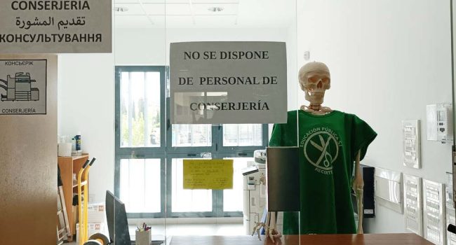 Protesta simbólica por la falta de personal en el IES Martina Bescós de Cuarte. | Foto: CGT Aragón
