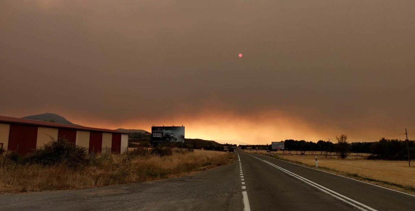 (Archivo) El humo del incendio forestal apenas deja ver el sol en la tarde de este martes. | Foto: AraInfo