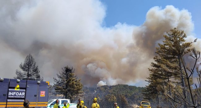 Trabajos del operativo de INFOAR en el incendio de Peñas de Riglos | Foto: @IIFFAragon