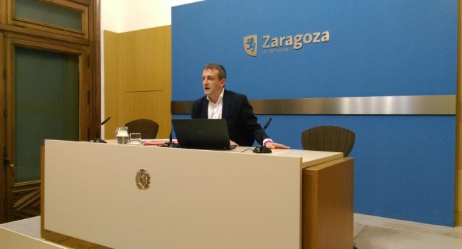 El consejero de Economía, Fernando Rivarés, durante la presentación del borrador de presupuestos. Foto: AraInfo.