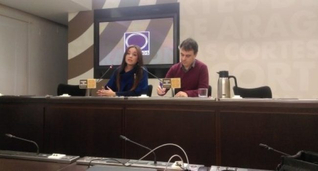 Maru Díaz y Román Sierra durante la rueda de prensa ofrecida en las Cortes de Aragón. Foto: AraInfo