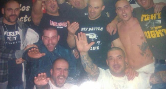 A la izquierda de la imagen Francisco Javier Bueno, líder del MSR en Aragón. Sin camiseta, el agresor.
Fuente: Twitter.