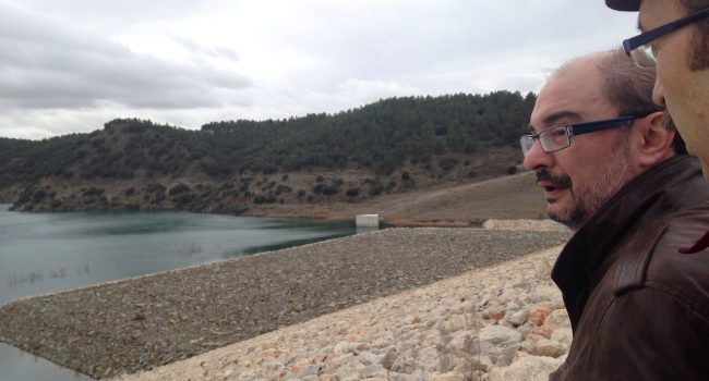 Javier Lambán contempla el embalse de Lechago.