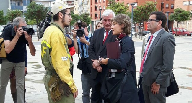 Uno de los Bomberos Forestales dialoga con la ministra Tejerina. Foto: @BrifDaroca