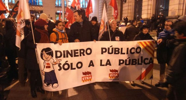Manifestación en Zaragoza en contra de la renovación de aulas concertadas. Foto: Pablo Ibáñez (Arainfo)