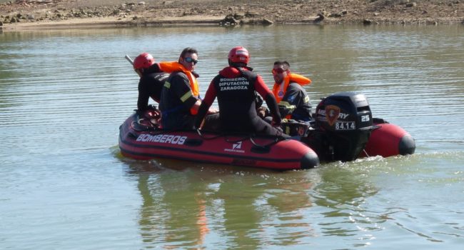Momento del simulacro en aguas del embalse de Mequinensa.