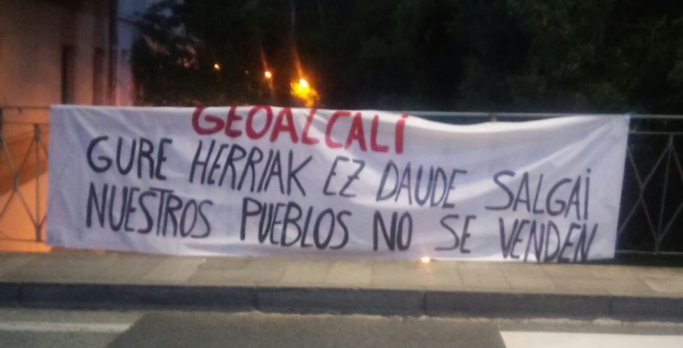 Pancarta en Zangoza contra la explotación de Mina Muga.