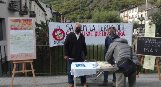 Mesa para recogida de alegaciones e información sobre el proyecto de MAT en Sort este pasado martes 5 de octubre.