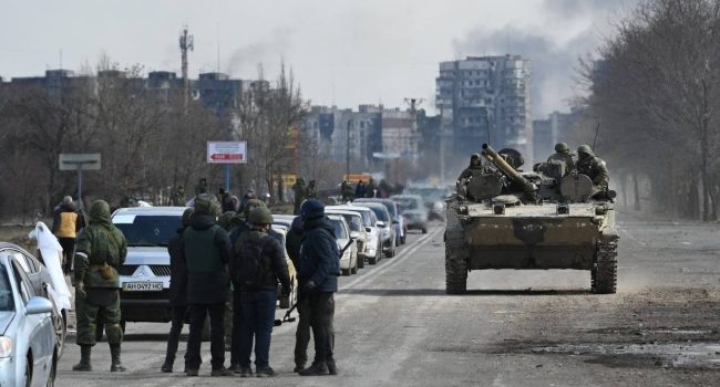 corredor en mariupol con tanques y soldados y coches que sirve de apoyo para la noticia de Uesca