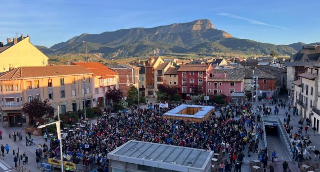 Aspecto de la plaza de Biscós de Chaca al término de la movilización en defensa de la Canal Roya | Foto: PDMA