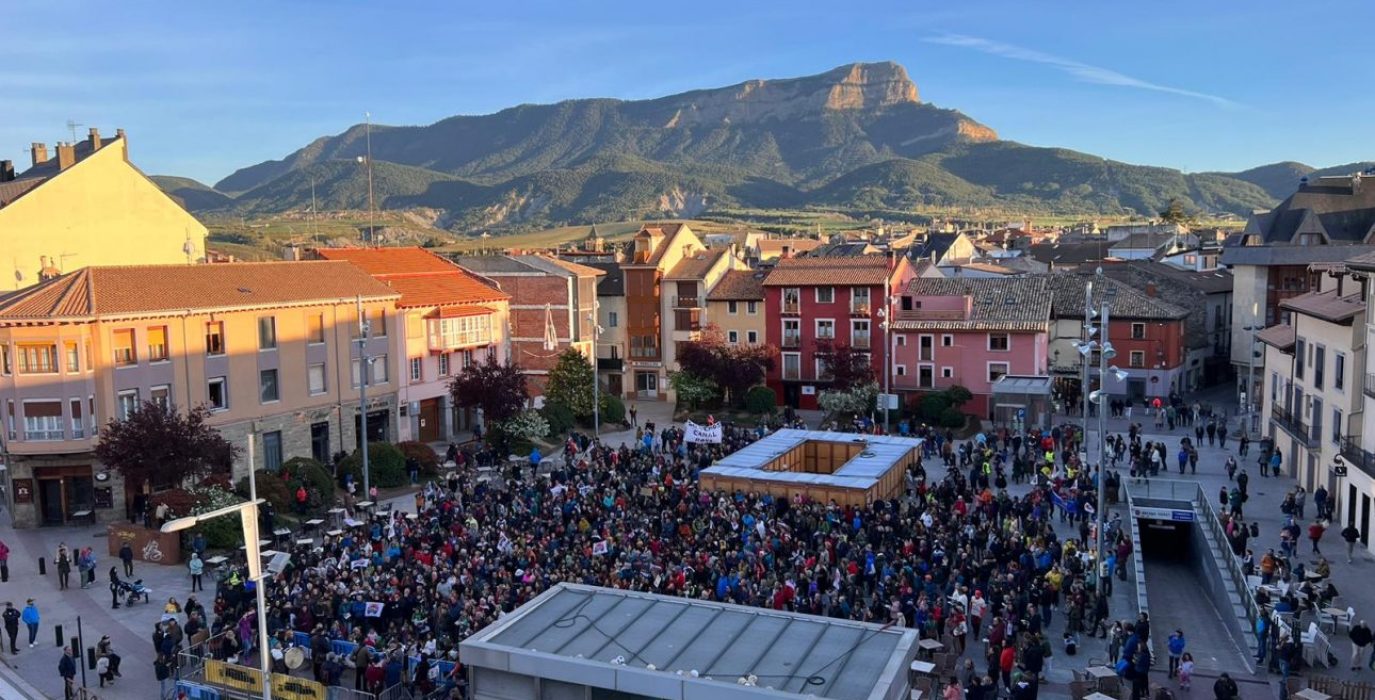 Aspecto de la plaza de Biscós de Chaca al término de la movilización en defensa de la Canal Roya | Foto: PDMA