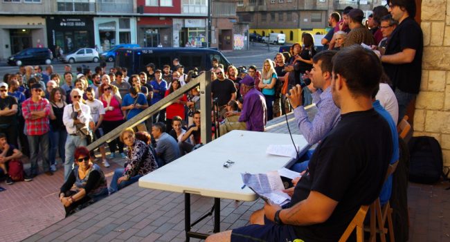 Un momento de la charla por el derecho a decidir organizada por las Marchas por la Dignidad a las puertas del Centro Cívico Delicias. Foto: Miguel Ángel Conejos (AraInfo).