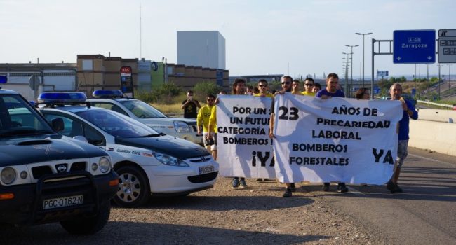 Los trabajadores de BRIF Daroca llegando a la sede de Tragsa en Zaragoza. Foto: Miguel Ángel Conejos.