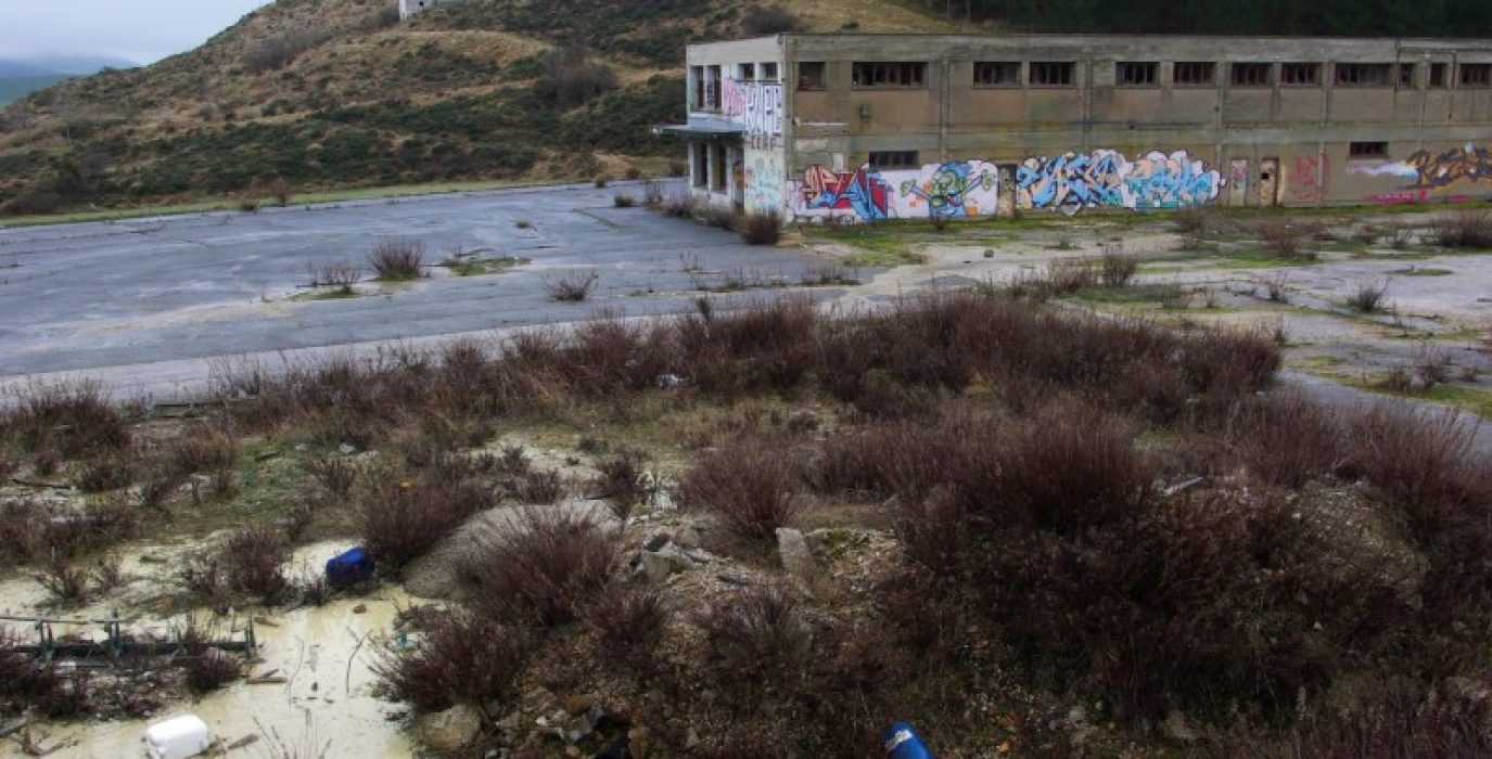 Oficinas abandonadas en la antigua mina de potasa en Subiza. Detrás, montaña de escoria a medio reforestar. Foto: Miguel Ángel Conejos |AraInfo