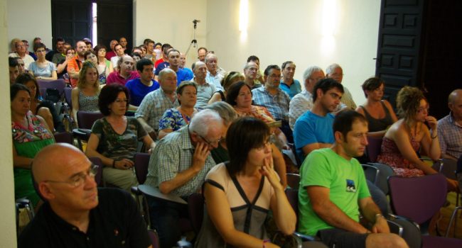 Imagen de público asistente a la charla de Zangoza. Foto: Miguel Ángel Conejos (AraInfo).