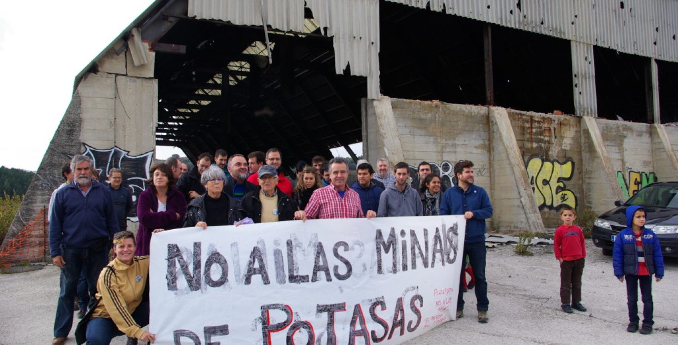 Integrantes de la Plataforma en una visita a las instalaciones abandonadas en la Sierra del Perdón | Foto: Miguel Ángel Conejos