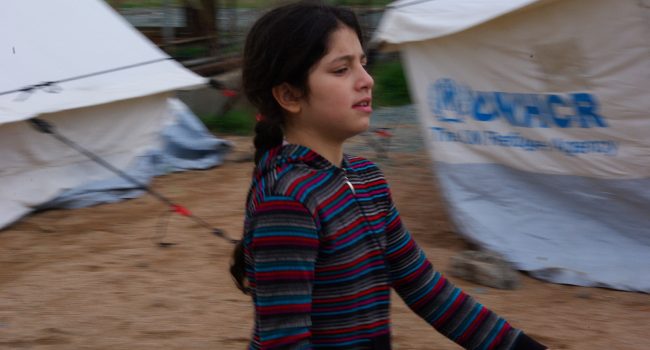 Una niña camina en Idomeni. Foto: Miguel Ángel Conejos. (AraInfo).