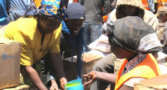 Reparto de comida en el campo de refugiados de Dzaleka. Foto: WFP.