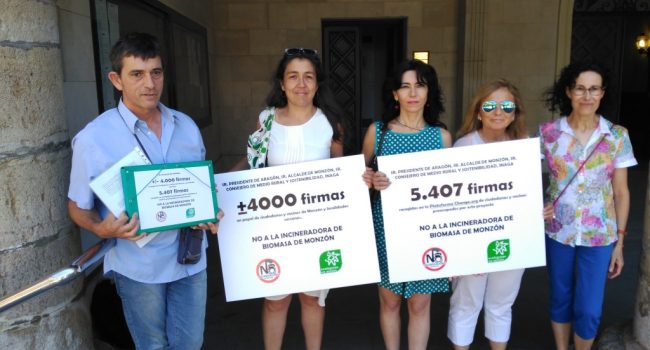 Momento de la entrega de firmas en el Ayuntamiento de Monzón.