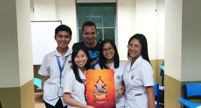 Alumnas y alumnos de la Universidad de Santo Tomás de Manila con el profesor Marco Antonio Joven Romero.