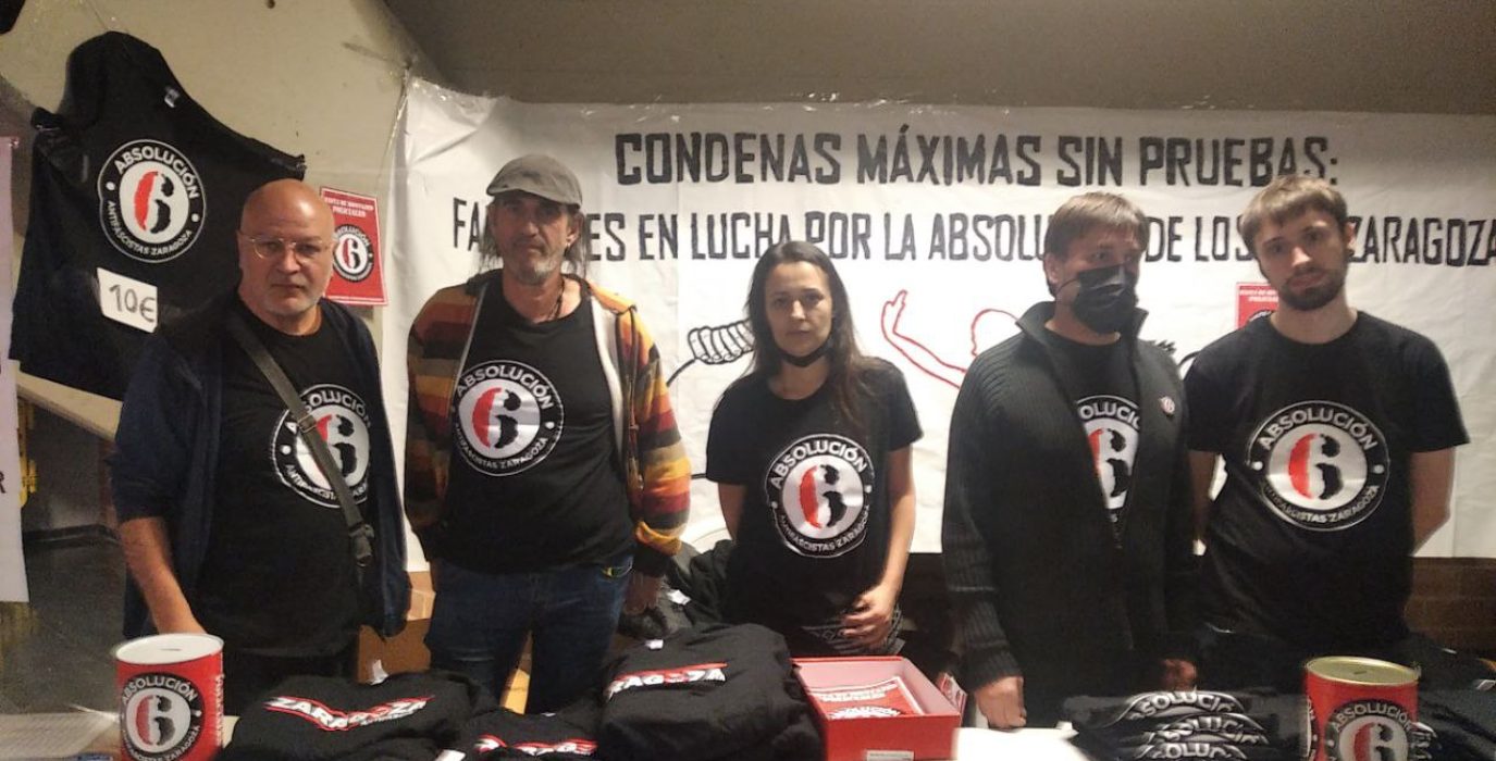 Representantes de la campaña por la 'Absolución 6 Antifascistas', en el puesto instalado en el concierto de Ixo Rai.