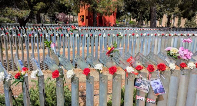 El Memorial de Torrero se vuelve a llenar de flores en memoria de las víctimas del franquismo | Foto: Iker G. Izagirre / AraInfo
