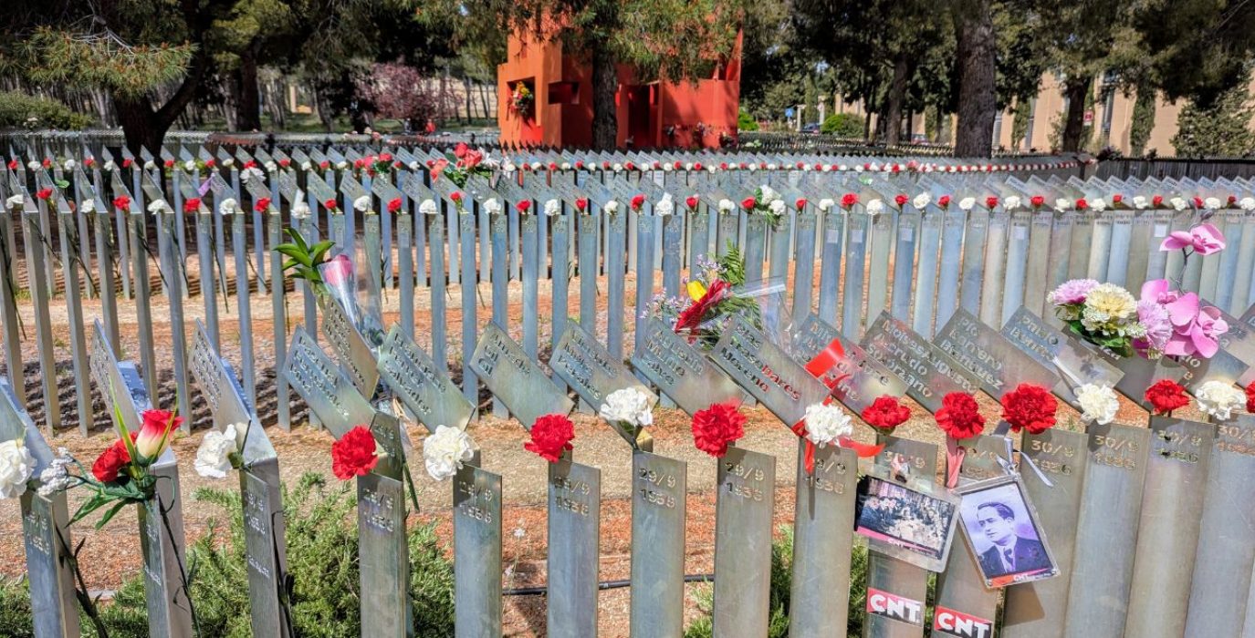 El Memorial de Torrero se vuelve a llenar de flores en memoria de las víctimas del franquismo | Foto: Iker G. Izagirre / AraInfo