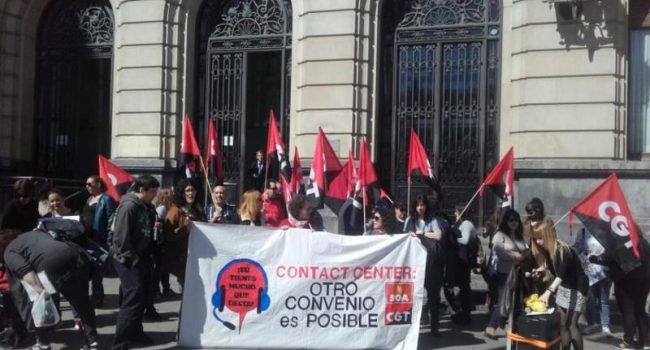 Concentración de los y las trabajadoras del telemarketing en Zaragoza.