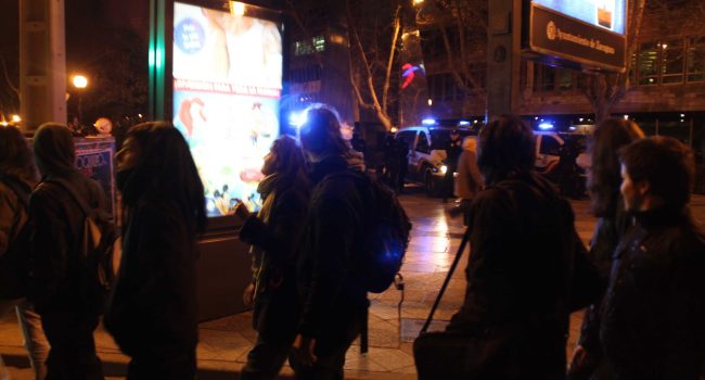manifestantes por plaza paraiso en solidaridad con valencia