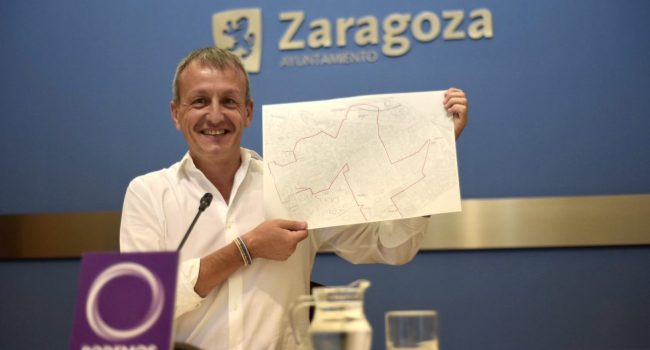 Rivarés posando con el mapa del bus de barrio