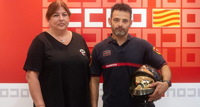 Isabel López e Isidro Balaguer posando para este tema de bomberos