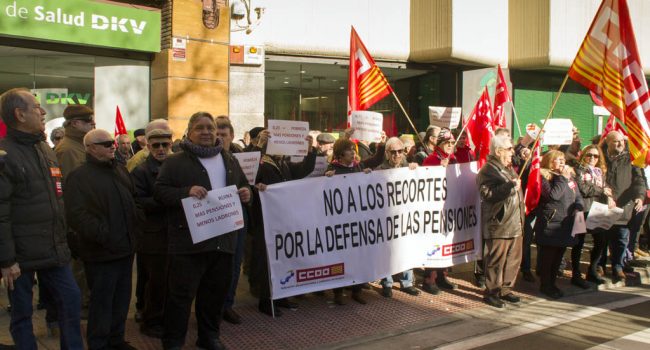 Concentración convocada por CCOO ante el INSS en Zaragoza.