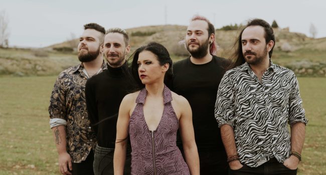 Isabel Marco junto a su banda.