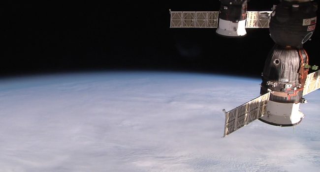 Imagen de una de las cámaras de la Estación Espacial Internacional durante la retransmisión en directo mientras sobrevolaba la órbita terrestre.