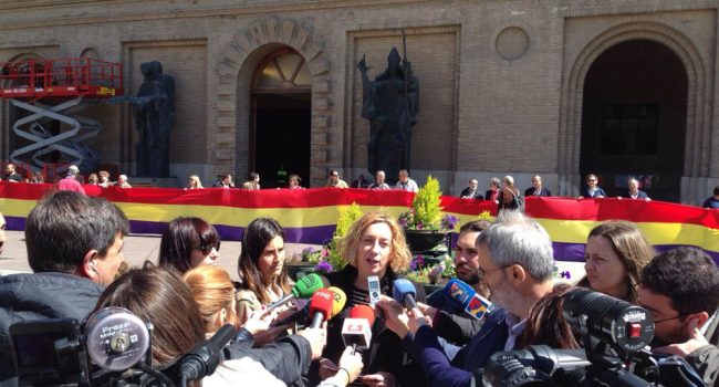 Patricia Luquin atendiendo a los medios en el último día de campaña.