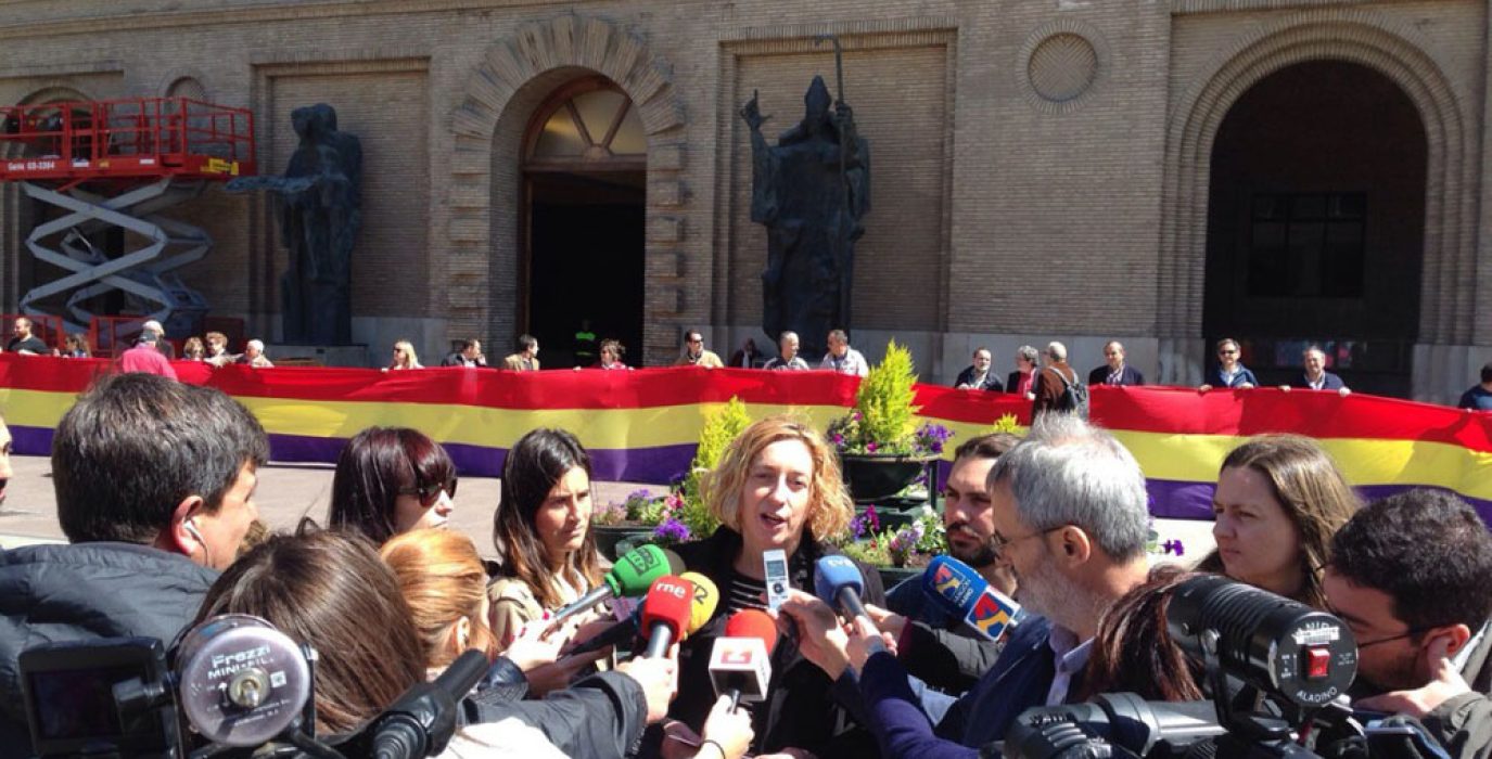 Patricia Luquin atendiendo a los medios en el último día de campaña.