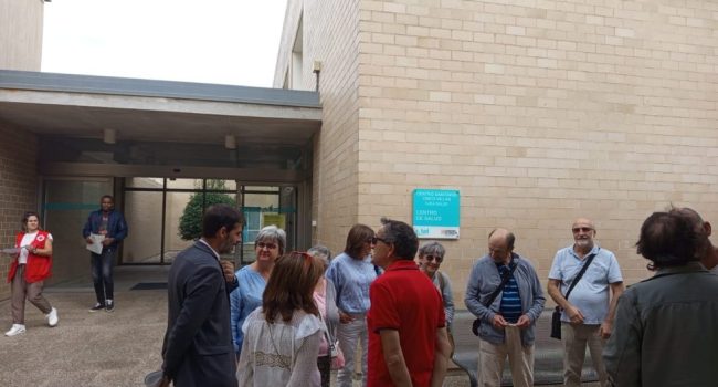 Sanz y Ruiz en las puertas del centro de salud de Exeya | Foto: @iu_aragon