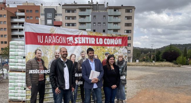El candidato a la presidencia de Aragón por IU, Álvaro Sanz, y la diputada IU, Roser Maestro, acompañan a Nicolás López durante la presentación de la propuesta | Foto: Ganar Teruel