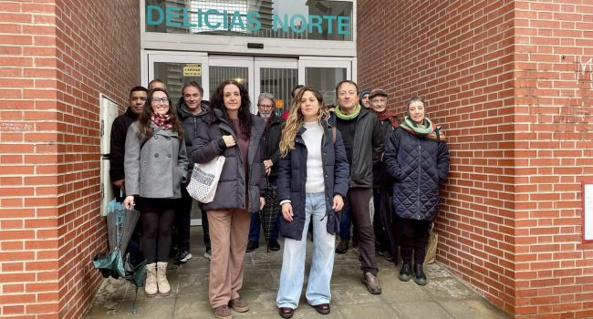 Abengochea y Hernández junto a otras personas integrantes de la candidatura IU - MS, a las puertas del centro de salud Delicias Norte.
