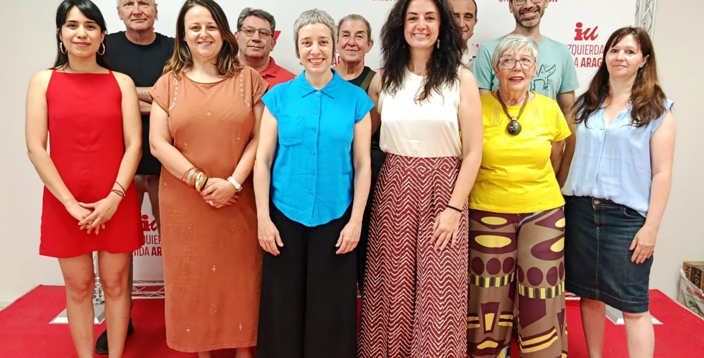 Carlota Vicente y Marta Abengochea, junto al resto de militantes de la Coordinadora de IU Zaragoza Ciudad | Foto: IU