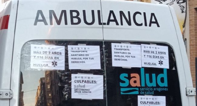 IU denuncia “el negocio privado del transporte sanitario” y el recorte en la valoración de la discapacidad carteles protesta en ambulancia Aragón DGA