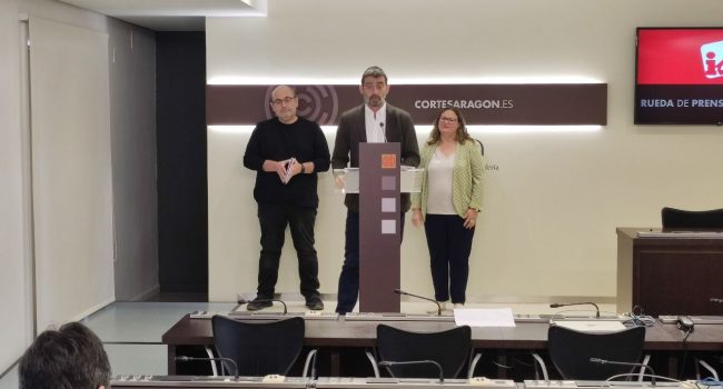 Álvaro Sanz (IU) junto con Beni Esteban y Sonsoles Jiménez, representantes de la Plataforma por un Convenio de Protección y Reforma de Menores en Aragón | Foto: IU