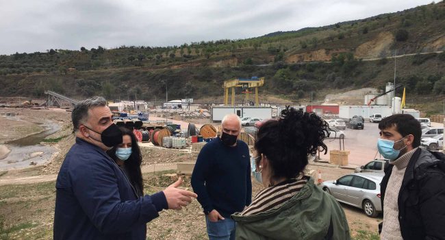 Visita a Mularroya de la delegación de IU Aragón, escuchando las explicaciones de Manuel Mercader, presidente de Jalón Vivo, sobre las consecuencias medioambiantales que está provocando las obras del túnel para el embalse.